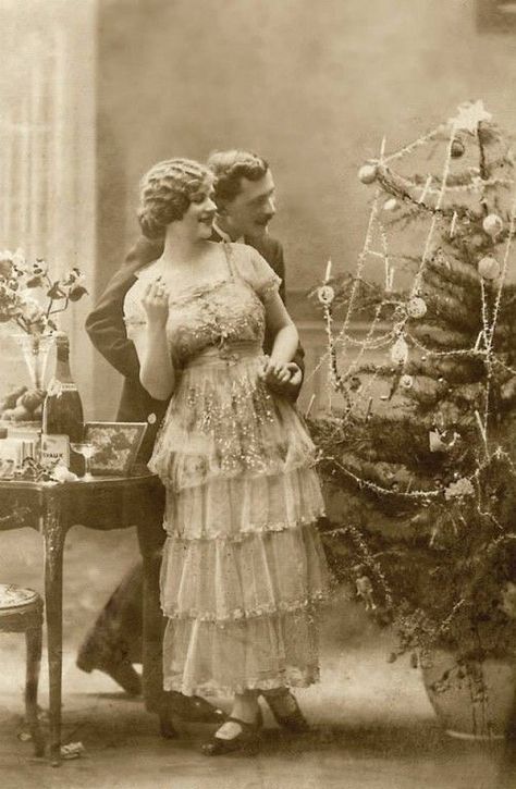 Historical Christmas, Christmas Pictures Vintage, Christmas Photograph, Old Time Christmas, Vintage Christmas Photos, Ghost Of Christmas Past, Christmas Ephemera, Vintage Couples, Vintage Christmas Images