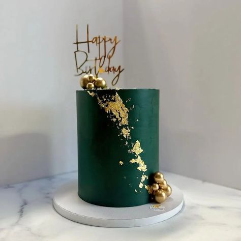 14 Elegant Birthday Cake Ideas For Men. - The Perfect Cake Idea Birthday Cakes For Guys Men, Green Cake For Men, Elegant 40th Birthday Cake, Mens 40th Birthday Cake, Mens Cake Ideas, 40th Birthday Cake Ideas For Men, Green Theme Cake, Emerald Green Birthday Cake, Cake Designs Birthday For Men