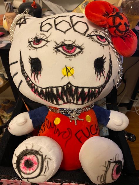 DIY hello kitty Cute Horror Aesthetic, Demon Hello Kitty, Crazy Hello Kitty, Hello Kitty Creepy, Hello Kitty Scary, Creepy Hello Kitty, Buff Hello Kitty, Diy Hello Kitty Crafts, Horror Hello Kitty