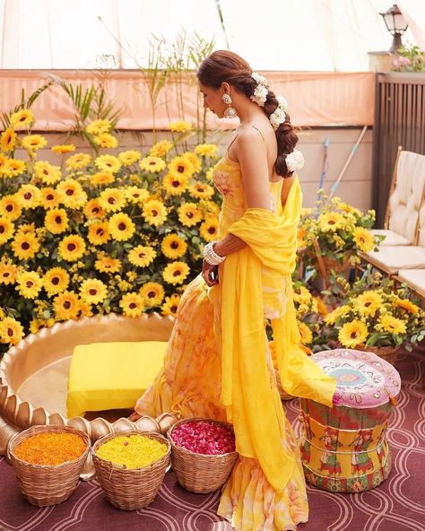 Haldi Ceremony Outfit For Bride Indian, Haldi Ceremony Bride, Haldi Bridal Outfit, Haldi Ceremony Outfit For Bride, Haldi Outfits For Bride, Haldi Photography Ideas, Haldi Look For Bride, Royal Wedding Decorations, Haldi Outfit For Bride