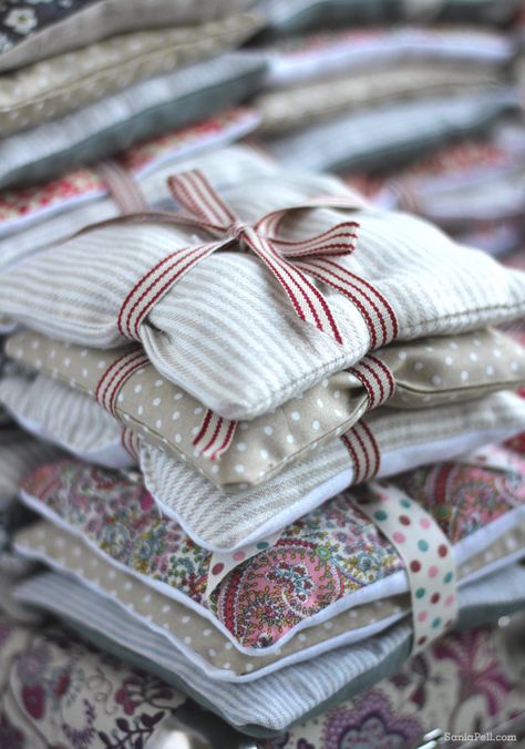 Lavender Crafts, Sachet Bags, Scented Sachets, Lavender Bags, Lavender Sachets, Fabric Projects, Sachets, Homemade Christmas, Potpourri