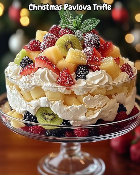 Christmas Pavlova Trifle, Cheesecake Pavlova, Rolled Pavlova, Christmas Pavlova Ideas, Christmas Trifle Desserts, Meringue Trifle, Posh Desserts, Pavlova Ideas, Pavlova Trifle