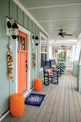 Beach House Exterior Colors, Front Porch Inspiration, Beach House Colors, Orange Door, Beach House Exterior, Cottage Exterior, Coastal Beach Decor, Beach Cottage Decor, Casa Exterior