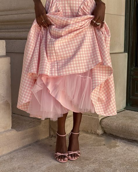 ₊˚⊹ᡣ𐭩🎀 I am a sucker for battements and gingham. 🎀 ₊˚⊹ᡣ𐭩 Country Side Aesthetic, Pink Outfit Ideas, Heart Photos, Swan Princess, Corset Pattern, After Running, Pink Prom Dress, Girlie Style, Pink Gingham