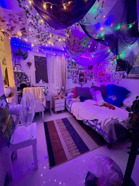 Cool Basement Bedroom Ideas, Small Chill Room Ideas, Purple Wall Room, Chill Bedroom Aesthetic, Dream Bedroom Cozy, Neon Room Aesthetic, Cool Room Designs, Dream Bedroom Inspiration, Cool Room Decor