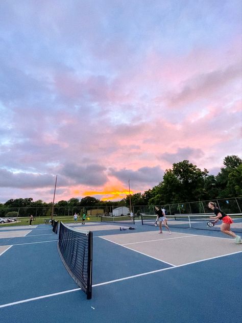 Summer Aesthetic Friends, Wealth Aesthetic, Mode Tennis, Tennis Lifestyle, Tennis Aesthetic, Ball Aesthetic, Tennis Life, Pickleball Court, Sport Court