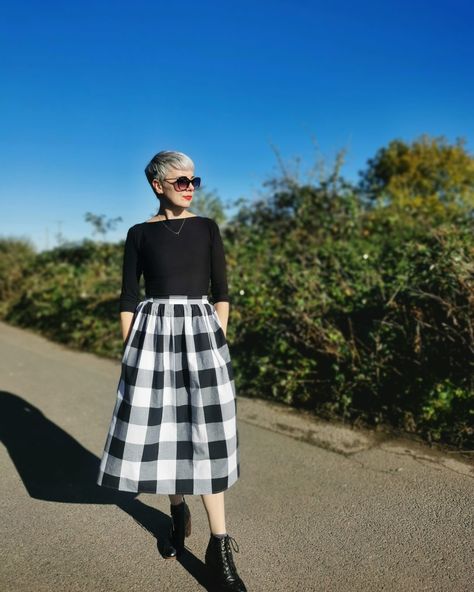 Diy Midi Skirt, Elastic Waist Skirt Pattern, Elasticated Skirt, Diy Skirts, Elastic Waistband Skirt, Midi Skirt Pattern, Elastic Skirt, Midi Skirt With Pockets, How To Make Skirt