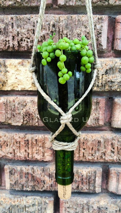 Rustic Wine Bottle Decor, Wine Bottle Wind Chimes, Liquor Bottle Crafts, Glass Bottle Diy, Diy Glass Bottle Crafts, Wine Bottle Art, Glass Bottles Art, Bottle Garden, Wine Bottle Diy Crafts