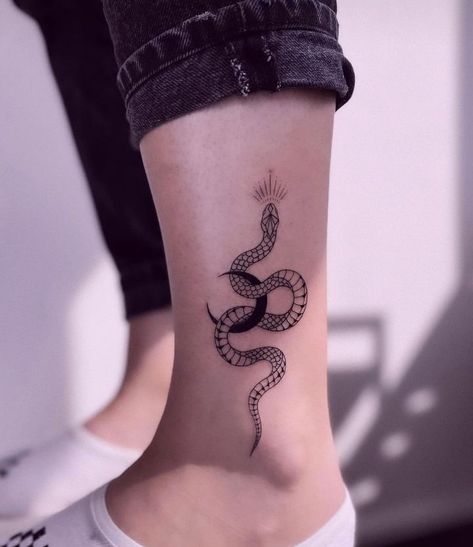 Snake Ankle Tattoo, Small Snake Tattoo, Tattoo Foot, Foot Tattoos For Women, Clever Tattoos, Snake Tattoo Design, Inspiration Tattoos, Foot Tattoo, Snake Tattoo