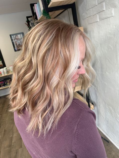 Pink And Blonde Highlights, Strawberry Blonde With Money Piece, Blonde And Pink Highlights, Blonde Highlights With Money Piece, Blonde With Money Piece, Blonde And Pink, Winter Blonde Hair, Winter Blonde, Pink Streaks