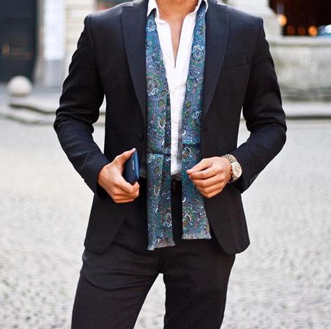 Outfits With Scarf, Mens Scarf Fashion, Euro Fashion, Preppy Man, Gentleman Lifestyle, Mens Smart Casual Outfits, Paisley Scarf, Classy Outfits Men, Smart Casual Men