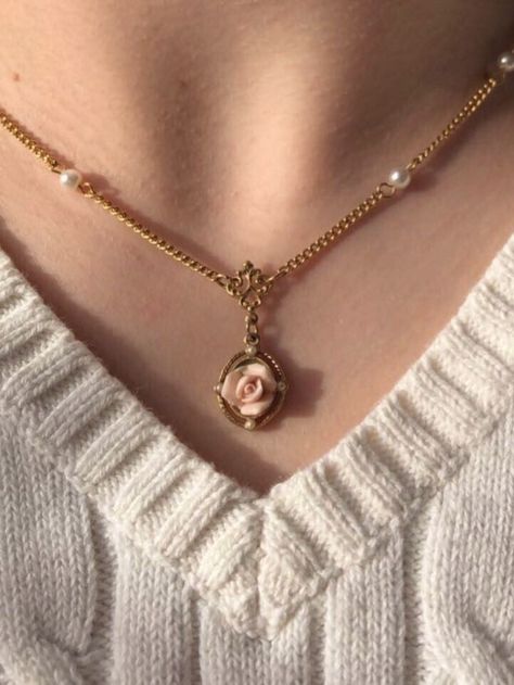 Amulet Aesthetic, Gold Amulet, Necklace Outfit, Amulet Necklace, Rose Necklace, Oval Frame, Vintage Rose, Stylish Jewelry, Vintage Roses