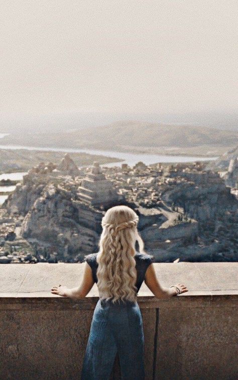 Daenerys Targaryen Queen, Daenerys Hair, Daenerys Targaryen Wallpaper, Game Of Thrones Khaleesi, Game Of Thrones Facts, Game Of Thrones Poster, Trendy Games, Game Of Throne Daenerys, Got Game Of Thrones