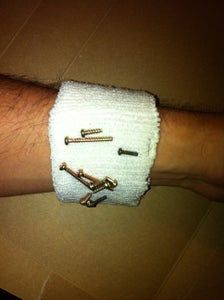 Wristband Diy, Magnetic Wristband, Diy Magnets, Bazaar Ideas, Time Saver, Clever Hacks, Life Time, Diy Christmas Gifts, Gifts For Men