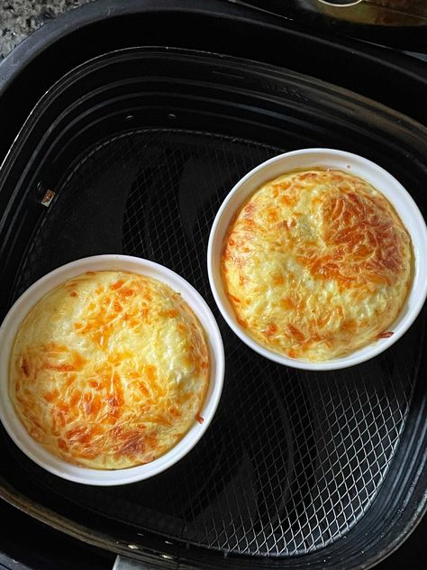 Air Fryer Quiche | Foodtastic Mom #airfryerrecipes #airfryerquiche #crustlessquiche #quicherecipes Baked Eggs In Air Fryer, Omlet In Air Fryer, Single Serving Air Fryer Recipes, Air Fryer Souffle, Air Fryer Baked Eggs, Air Fryer Eggs Recipes, Ramekin Quiche, One Person Air Fryer Meals, Ramekin Air Fryer Recipes