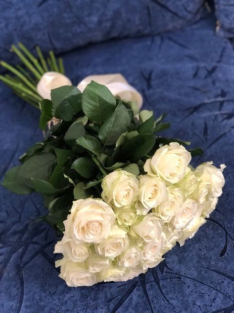 White Rose Bouquet, Flowers Bouquet Gift, Nothing But Flowers, Best Poses For Pictures, Aesthetic Photos, White Boys, Flowers Nature, Rose Bouquet, My Flower