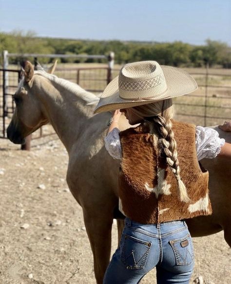 Cow Boy Outfit, Outfit Ideas For School, Western Photoshoot, Horseback Riding Outfits, Cowgirl Pictures, Cowgirl Style Outfits, Cowboy Aesthetic, Farm Clothes, Cowgirl And Horse