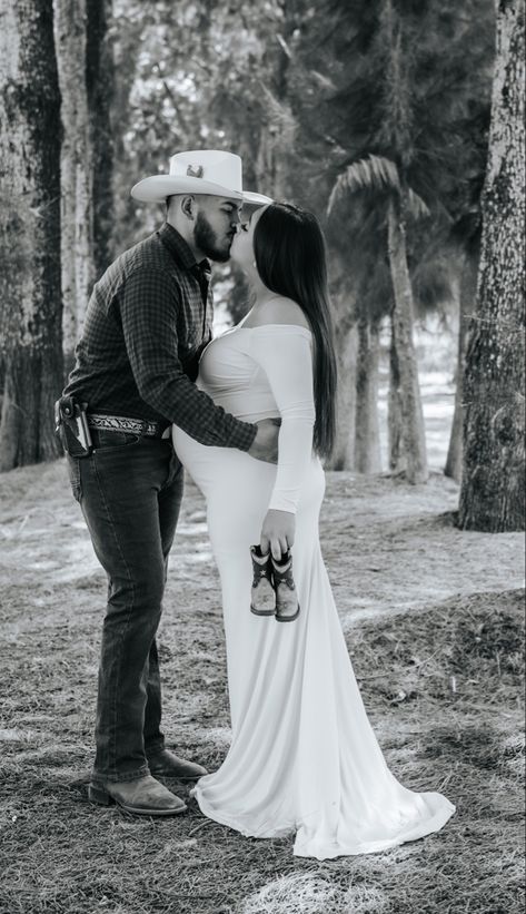 Vaquero Maternity Shoot, Cowboy Maternity Pictures, Western Maternity Clothes, Western Maternity Photoshoot, Western Maternity Shoot, Western Maternity Pictures, Country Maternity Photos, Country Maternity, Fall Maternity Pictures