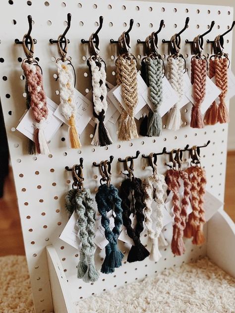 Macrame Sale Display, Pricing Display Ideas Craft Fairs, Macrame Selling Stand, Macrame Store Display, Macrame Vendor Display, How To Display Keychains At A Craft Show, Macrame Craft Booth, Macrame Booth Display, Macrame Market Display