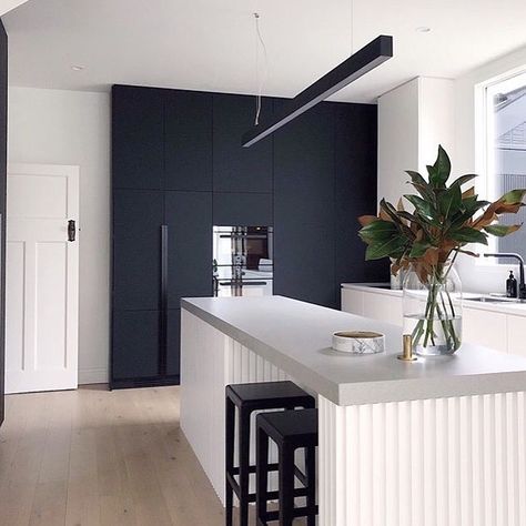 The island bench, sleek black cabinetry and pendant light...so much to love about this kitchen by @petraholain Regram @buildhercollective .… Home Design Black, Kitchen Countertop Organization, Kitchen Island Bench, Kitchen Technology, Design Black And White, Kitchen Black, Island Bench, Dream House Rooms, Kitchen Pendants