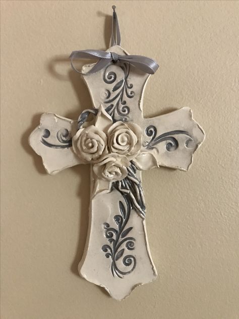 Dark grey underglaze with white roses on cross Ceramic Crosses Ideas, Clay Crosses Ceramics, Recuerdos Primera Comunion Ideas, Pottery Angels, Ceramic Bead Jewelry, Clay Cross, Ceramic Crosses, Ceramic Glaze Recipes, Plaster Sculpture