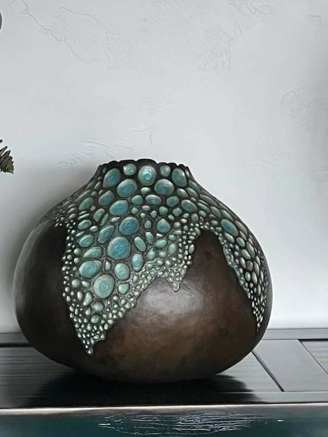 Raku Project Ideas, Ceramic Totems Ideas, Ceramic Vessel Shapes, Raku Sculpture Ideas, Organic Ceramic Forms, Raku Ceramics Ideas, Slab Built Pottery, Christian Easter Decorations, Aesthetic Easter