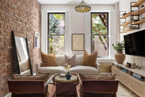 Renter Diy, New York Studio Apartment, Renters Diy, Nyc Studio Apartments, Soho Apartment, Small Apartment Interior, New York City Apartment, Gorgeous Houses, New York Studio