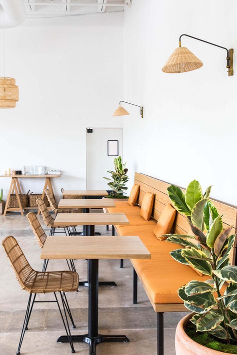 This Neighborhood Restaurant Has One of the Prettiest Minimal Interiors We've Ever Seen Small Dining Restaurant Design, Small Break Room Seating, Modern Bistro Interior Design, White Restaurant Design, Minimalist Restaurant Design, Simple Restaurant Interior Design, Minimal Cafe Interior, Desert Modern Decor, Minimal Restaurant