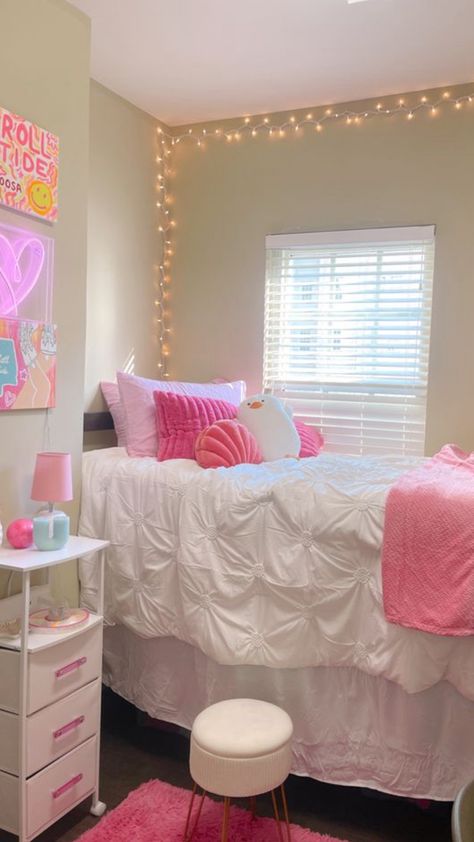 Pink Dorm Ideas, Room Inspo Apartment, Cute Dorm Ideas, Luxury Dorm Room, Pretty Dorm Room, Collage Dorm, Dorm Room Inspo, College Dorm Room Inspiration, Dream Dorm Room