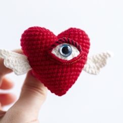 Sacred Heart Heart Crochet Pattern, Heart With Eyes, Heart Crochet, Crochet Heart Pattern, Crochet Eyes, Crochet Brooch, Valentines Crochet, Eye Pattern, Crochet Needles