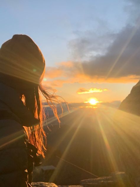 #hiking #granola #outdoors Sunset Hike Aesthetic, Croatia Beach, Bff Poses, Artsy Photos, Hiking Aesthetic, Happy Pictures, Nature Scenery, Night Vibes, Coffee And Books