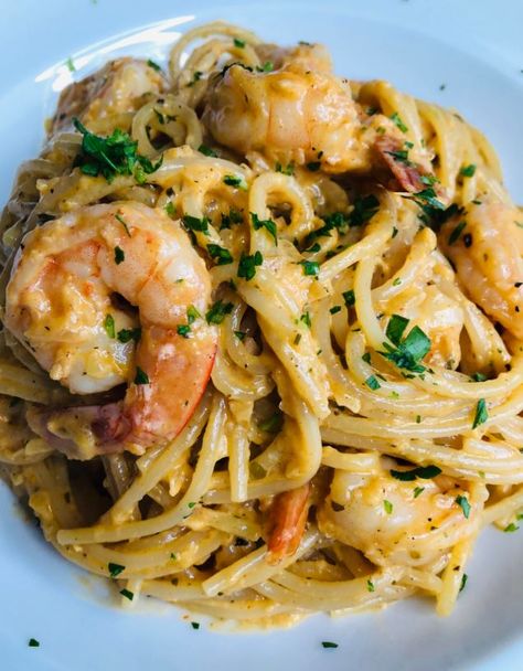 Insert an appetizing photo of the creamy garlic prawn pasta dish Prawn And Pea Pasta, Prawns With Pasta, Green Prawns Recipe, Prawn Pasta Recipe Healthy, Recipes Using Prawns, Garlic Prawn Spaghetti, Chicken And Prawn Pasta, King Prawn Pasta, Garlic Prawn Pasta Recipes