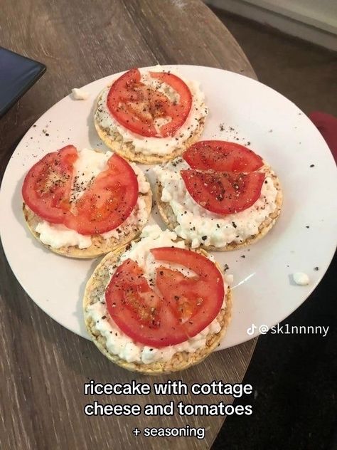 Tomato On Toast, Cheese And Tomato, Makanan Diet, Healthy Food Dishes, Healthy Food Motivation, Healthy Lifestyle Food, Think Food, On Toast, Idee Pasto Sano