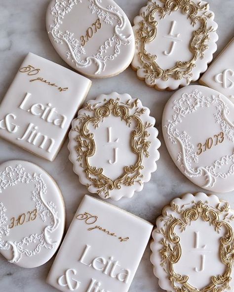 White And Gold Bridal Shower Cookies, Antique Bridal Shower Ideas, Anniversary Dessert, Gold Cookies, Elegant Cookies, Cookies Icing, Cookies Wedding, Monogram Cookies, Creative Wedding Gifts