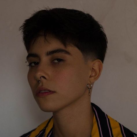 Undercut Short Hair Nonbinary, Queer Men Haircut, Masc Lesbian Haircut Short, Short Hair Lesbian Haircuts, Nonbinary Hair Undercut, Lesbian Haircut Short, Short Lesbian Hair Haircut, Shaved Sides Short Hair, Short Queer Haircuts