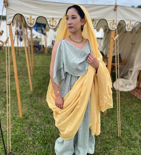 Ancient Greek Chiton Women, Modern Greek Clothing, Roman Woman Clothing, Peplos Greek, History Cosplay, Greek Peplos, Doric Chiton, Pagan Veiling, Roman Women Dress