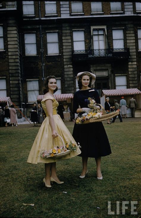 Old Money 1950s, Henrietta Tiarks, 1950 Photoshoot, 50s Aesthetic, 1950 Fashion, Vintage Fashion 1950s, Basket Of Flowers, Made In Chelsea, Dapper Day