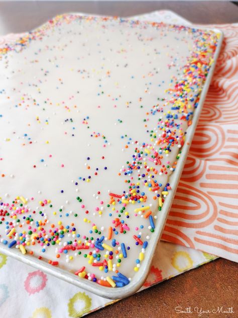 Yellow Texas Sheet Cake (Birthday Sheet Cake) - The very best sheet cake recipe with that signature “yellow cake flavor��” topped with white icing - perfect for birthday cake! Yellow Texas Sheet Cake, Best Sheet Cake, Sheet Cake Birthday, 30 Cakes, White Sheet Cakes, Birthday Sheet Cake, Desserts Fall, Birthday Cake Tutorial, Half Sheet Cake