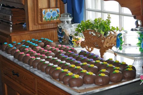 Homemade and hand-made peanut butter eggs at an Amish bakery Amish Peanut Butter, Easter Candy Recipes, Amish Bakery, Peanut Butter Easter Eggs, Amish Food, Mennonite Recipes, Holiday Snack, Peanut Butter Eggs, Chocolate Crunch