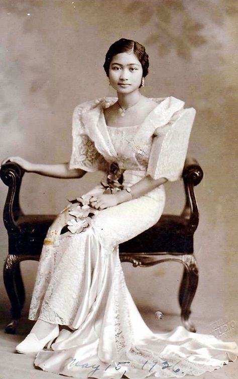 Filipino Clothing, Filipino Fashion, Vintage Foto's, Filipiniana Dress, 1900s Fashion, Portrait Vintage, Photo Vintage, Old Fashion, Edwardian Fashion