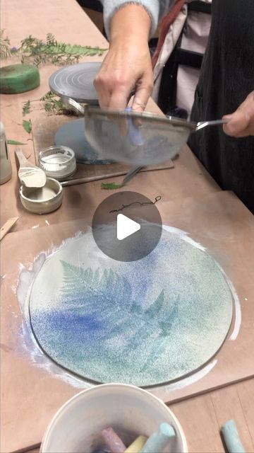 Pastel Ceramics, Underglaze Techniques, Cool Pottery, Underglaze Designs, Surface Decorations, Pottery Tutorials, Pottery Idea, Pottery Tips, Glaze Ideas