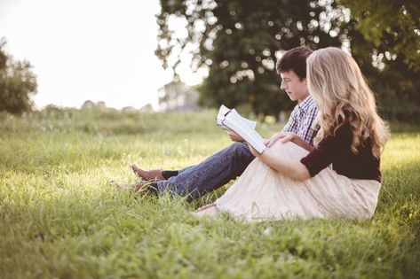 Casal lendo a bíblia juntos em um jardim... | Free Photo #Freepik #freephoto #pessoas #livro #amor #mulher Couple Reading, Reading The Bible, George Eliot, Isla Fisher, Michelle Yeoh, Sofia Coppola, Psd Icon, Photo Couple, Jane Austen