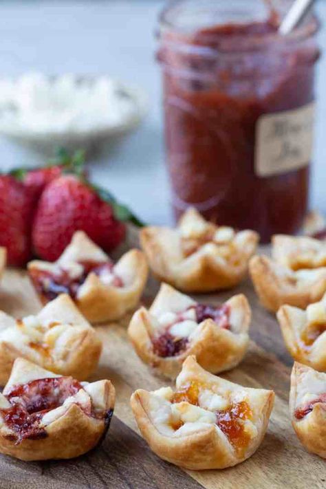 Goat Cheese And Jam, Appetizers With Goat Cheese, Goat Cheese Fig Jam, Cheese And Jam, Puff Pastry Bites, Pastry Bites, Cream Cheese Puff Pastry, Goat Cheese Appetizer, Puff Pastry Appetizers