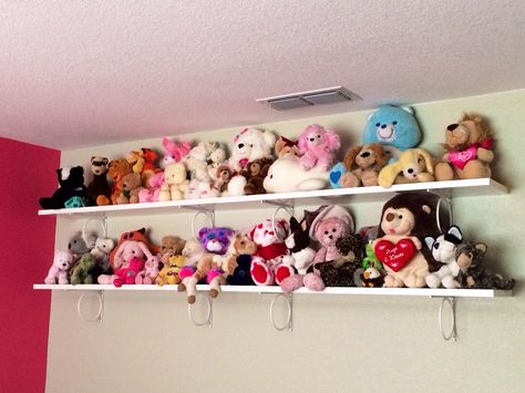 Shelf For Plushies, Stuffed Animal Shelves, Plushy Organization, Plush Organization Ideas, Plush Organization, Teddy Shelf, Stuffed Animal Organization, Plushie Shelf, Toy Collection Room