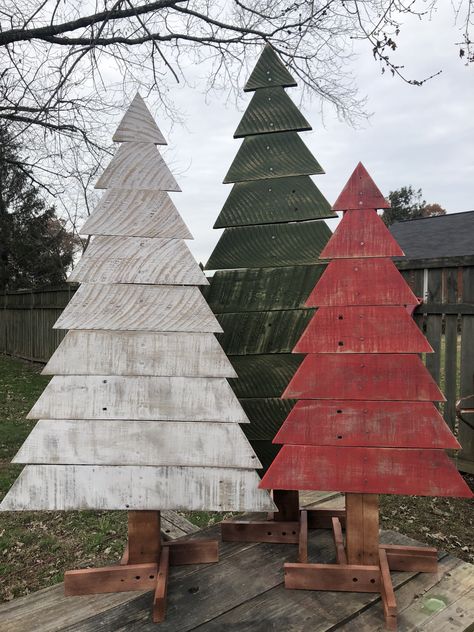 Diy Christmas Tree Outdoor Pallet Wood, Outside Wooden Christmas Tree, Christmas Decor From Pallets, Wood Xmas Trees With Lights, Pallet Christmas Decorations Diy, Large Wooden Christmas Trees, Christmas Trees Diy Make Your Own, Wooden Christmas Tree Painting Ideas, Diy Wooden Christmas Tree Outdoor