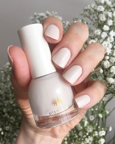 thebeautysquares / Emma sanoo Instagramissa: “H&M nail polish Masala Chai is a creamy vanilla shade, with a very easy to apply formula. H&M polishes never seem to let me down. I was…” Creamy Nail Polish, Vanilla Nail Color, Hm Nail Polish, H&m Nail Polish, Creamy Nails, Cream Nail Polish, Polish Names, Makeup Nails Designs, Nails Tutorial