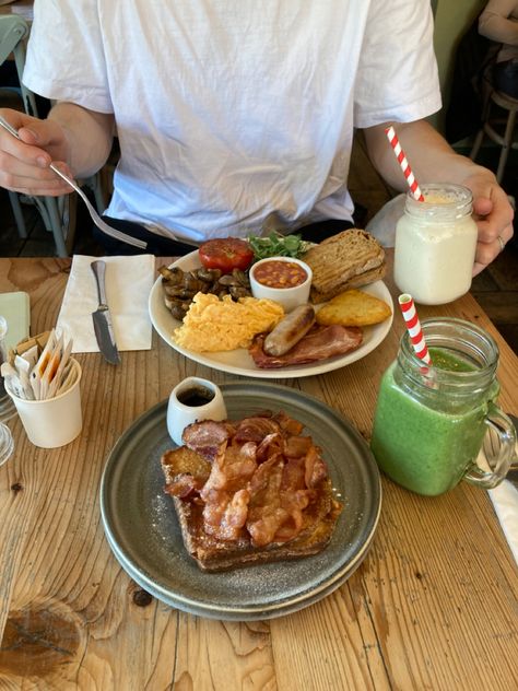 breakfast inspo food inspo yummy breakfast brunch boyfriend date cute morning smoothie french toast milkshake full english Brunch Date With Boyfriend, Drinks With Boyfriend, Brunch Astethic, Brunch Picture Ideas, Breakfast With Boyfriend, Brunch With Boyfriend, Breakfast Date Aesthetic, Brunch Date Aesthetic, Sunday Brunch Aesthetic