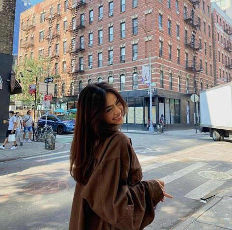 nailea devora Jessy Nelson, Estilo Madison Beer, Jennifer Brown, Pic Pose, City Vibe, The Windy City, Instagram Photo Inspiration, How To Pose, Instagram Inspo