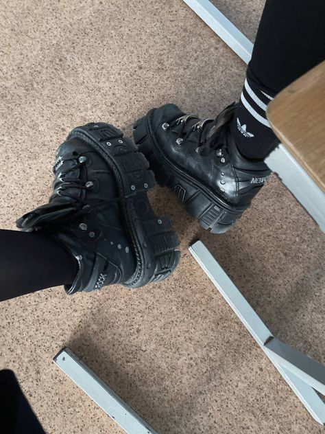 Black Shoes Outfit, Punk Style Women, Men's Emo Style, New Rock Boots, Woman Sneakers, Punk Rocks, Rock Boots, Shoes Teen, Rock Outfits