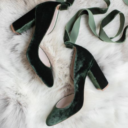 Velvet Tie, Forest Wedding, Shoes Lace, Pretty Shoes, Court Shoes, Green Wedding, Green Velvet, Bridal Shoes, Future Wedding